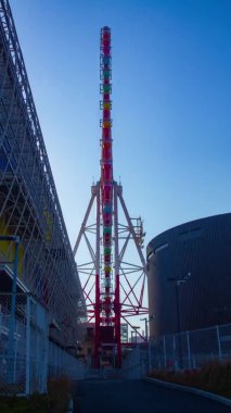 Lunaparktaki dikey çekimde mavi gökyüzünün arkasındaki dönme dolap hızlandırılmış. Koutou-ku Odaiba Tokyo - 01.08.2019 kamera: Canon EOS 5D mark4