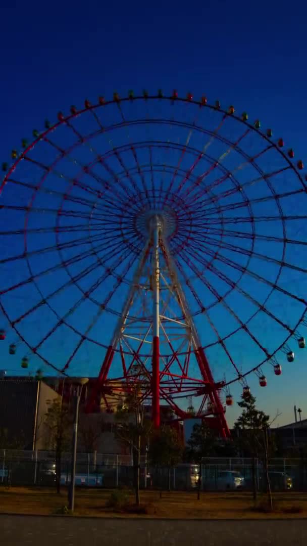 Time Lapse Ferris Rueda Detrás Del Cielo Azul Parque Atracciones — Vídeo de stock