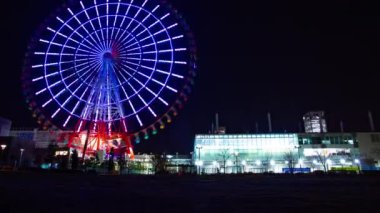 Geceleri lunaparkta zaman atlamalı dönme dolabı. Koutou-ku Odaiba Tokyo Japonya-01.08.2019: geceleri bir dönme dolabı. Kamera: Canon EOS 5D mark4
