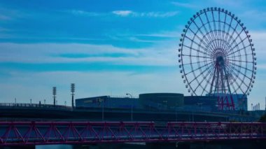 Eğlence Parkı geniş çekim mavi gökyüzü arkasında zaman atlamalı dönme dolabı. Koutou-ku Odaiba Tokyo Japonya-01.08.2019 kamera: Canon EOS 5D mark4