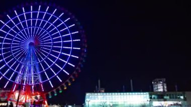 Geceleri lunaparkta zaman atlamalı dönme dolabı. Koutou-ku Odaiba Tokyo Japonya-01.08.2019: geceleri bir dönme dolabı. Kamera: Canon EOS 5D mark4