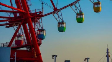 Eğlence parkında mavi gökyüzünün arkasındaki zaman atlamalı dönme dolabı. Koutou-ku Odaiba Tokyo Japonya-01.08.2019 kamera: Canon EOS 5D mark4