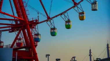 Eğlence parkında mavi gökyüzünün arkasındaki zaman atlamalı dönme dolabı. Koutou-ku Odaiba Tokyo Japonya-01.08.2019 kamera: Canon EOS 5D mark4