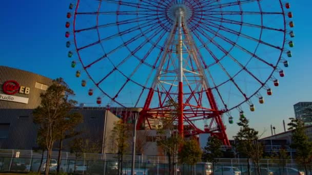 Time Lapse Ferris Wheel Atrás Céu Azul Parque Diversões Tiro — Vídeo de Stock