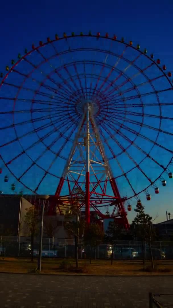 Time Lapse Ferris Rueda Detrás Del Cielo Azul Parque Atracciones — Vídeo de stock