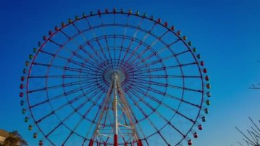 Eğlence Parkı geniş çekim mavi gökyüzü arkasında zaman atlamalı dönme dolabı. Koutou-ku Odaiba Tokyo Japonya-01.08.2019 kamera: Canon EOS 5D mark4