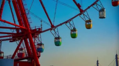 Eğlence parkında mavi gökyüzünün arkasındaki zaman atlamalı dönme dolabı. Koutou-ku Odaiba Tokyo Japonya-01.08.2019 kamera: Canon EOS 5D mark4