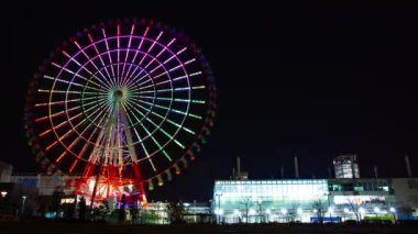 Geceleri lunaparkta zaman atlamalı dönme dolabı. Koutou-ku Odaiba Tokyo Japonya-01.08.2019: geceleri bir dönme dolabı. Kamera: Canon EOS 5D mark4
