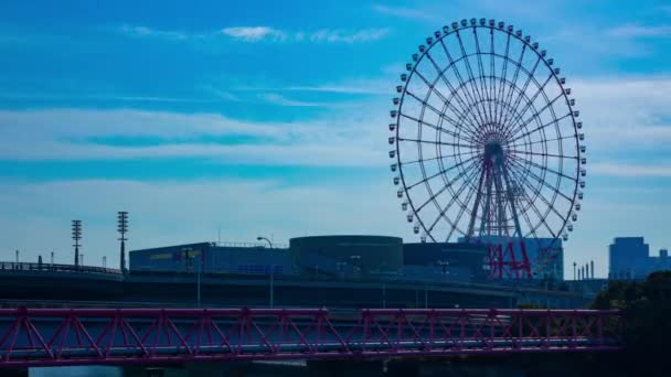 Time Lapse Ferris Rueda Detrás Del Cielo Azul Parque Atracciones — Vídeo de stock