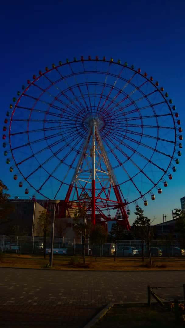 Time Lapse Ferris Rueda Detrás Del Cielo Azul Parque Atracciones — Vídeo de stock