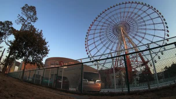 Timpul Scurge Roata Ferris Spatele Cerului Albastru Parcul Distracții Împușcat — Videoclip de stoc
