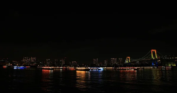 Lebegő Kivilágított Hajók Közelében Színes Bridge Széles Lövés Taito Odaiba — Stock Fotó