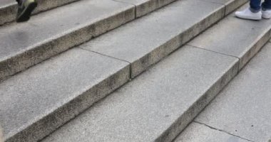 Yürüyen insanlar shrine yakınındaki. Kyoto-shi Higashiyama Japonya - 12.01.2018: Yasaka tapınak yakınındaki adımları insanlara waling. fotoğraf makinesi: Canon Eos 5d mark4a