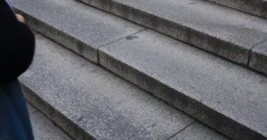 Yürüyen insanlar shrine yakınındaki. Kyoto-shi Higashiyama Japonya - 12.01.2018: Yasaka tapınak yakınındaki adımları insanlara waling. fotoğraf makinesi: Canon Eos 5d mark4a