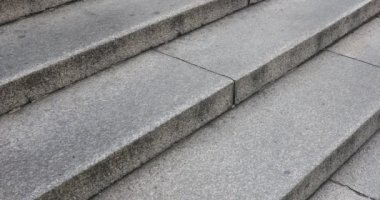 Yürüyen insanlar shrine yakınındaki. Kyoto-shi Higashiyama Japonya - 12.01.2018: Yasaka tapınak yakınındaki adımları insanlara waling. fotoğraf makinesi: Canon Eos 5d mark4a