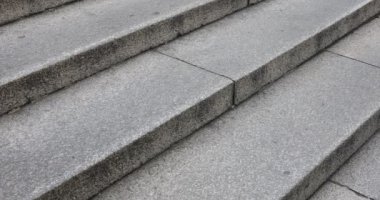 Yürüyen insanlar shrine yakınındaki. Kyoto-shi Higashiyama Japonya - 12.01.2018: Yasaka tapınak yakınındaki adımları insanlara waling. fotoğraf makinesi: Canon Eos 5d mark4a