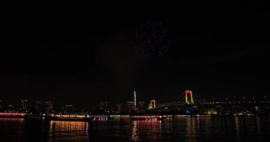 Fireworks gökkuşağı yakınındaki plajda köprü. Koutou-ku Odaiba Tokyo Japonya - 12.08.2018: Bu s Tokyo şehir konum. fotoğraf makinesi: Canon Eos 5d mark4