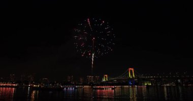 Fireworks gökkuşağı yakınındaki plajda köprü. Koutou-ku Odaiba Tokyo Japonya - 12.08.2018: Bu s Tokyo şehir konum. fotoğraf makinesi: Canon Eos 5d mark4