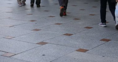 İnsanlar taş Higashiyama Kyoto'da sokak yürüyüş. Higashiyama-ku Kyoto Japonya - 04.04.2018: Bu sokak taş insanların s bacaklar. fotoğraf makinesi: Canon Eos 5d mark4