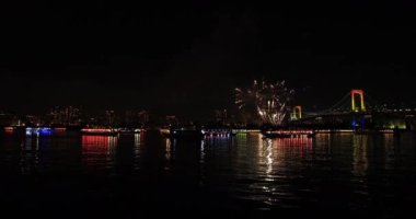 Fireworks gökkuşağı yakınındaki plajda köprü. Koutou-ku Odaiba Tokyo Japonya - 12.08.2018: Bu s Tokyo şehir konum. fotoğraf makinesi: Canon Eos 5d mark4