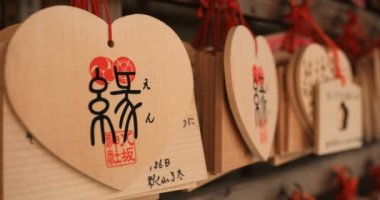 Geleneksel tapınaktaki adak tableti. Kyoto-shi Higashiyama Japonya - 12.01.2018: Yasaka tapınağında adak tableti. Tablet metin kenarına çeviri. Kamera: Canon EOS 5D işaret 4