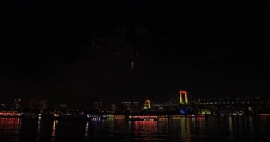 Fireworks gökkuşağı yakınındaki plajda köprü. Koutou-ku Odaiba Tokyo Japonya - 12.08.2018: Bu s Tokyo şehir konum. fotoğraf makinesi: Canon Eos 5d mark4