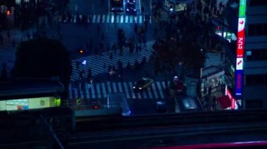 İstasyondaki geçidin yakınında gece vakti doluyor. Shibuya Koğuşu Tokyo Japonya - 12.03.2018: Bu Tokyo 'da ünlü bir Shibuya geçidi.