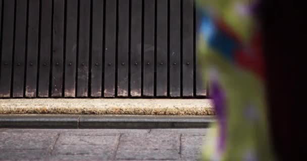 京都祇園に伝統的なダウンタウンを散歩する人々 祇園京都 2018 それ歩いて京都の人の 体の部分 カメラ キヤノン Eos Mark4 — ストック動画