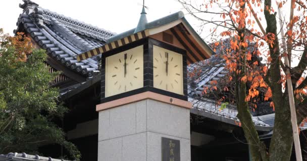日本の神社で古い昔ながらの時計塔 京都市京都市日本 2018 その京都の八坂神社で時計塔 カメラ キヤノン Eos Mark4A — ストック動画