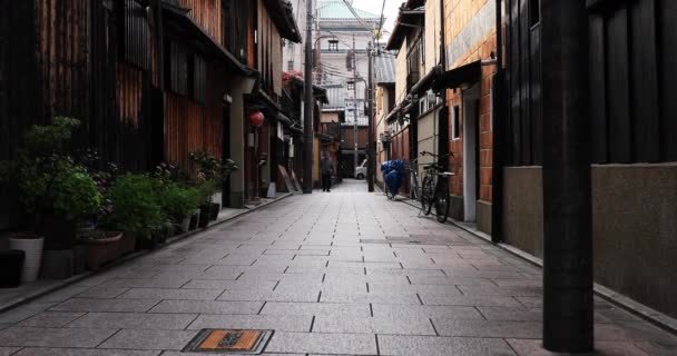 昔ながらの京都祇園に伝統的なダウンタウンのストリート 祇園京都 2018 京都の伝統的なダウンタウン カメラ キヤノン Eos Mark4 — ストック動画