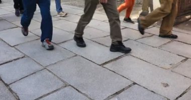 Yürüyen insanlar shrine yakınındaki. Kyoto-shi Higashiyama Japonya - 12.01.2018: Yasaka tapınak yakınındaki adımları insanlara waling. fotoğraf makinesi: Canon Eos 5d mark4a