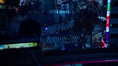 İstasyondaki geçidin yakınında gece vakti doluyor. Shibuya Koğuşu Tokyo Japonya - 12.03.2018: Bu Tokyo 'da ünlü bir Shibuya geçidi.