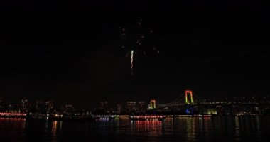 Fireworks gökkuşağı yakınındaki plajda köprü. Koutou-ku Odaiba Tokyo Japonya - 12.08.2018: Bu s Tokyo şehir konum. fotoğraf makinesi: Canon Eos 5d mark4