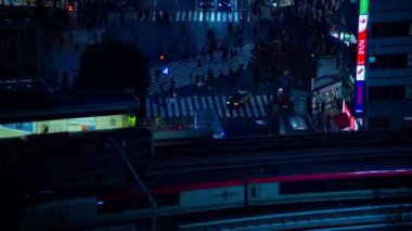 İstasyondaki geçidin yakınında gece vakti doluyor. Shibuya Koğuşu Tokyo Japonya - 12.03.2018: Bu Tokyo 'da ünlü bir Shibuya geçidi.