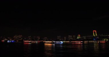 Fireworks gökkuşağı yakınındaki plajda köprü. Koutou-ku Odaiba Tokyo Japonya - 12.08.2018: Bu s Tokyo şehir konum. fotoğraf makinesi: Canon Eos 5d mark4