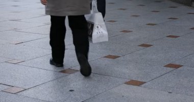 İnsanlar taş Higashiyama Kyoto'da sokak yürüyüş. Higashiyama-ku Kyoto Japonya - 04.04.2018: Bu sokak taş insanların s bacaklar. fotoğraf makinesi: Canon Eos 5d mark4