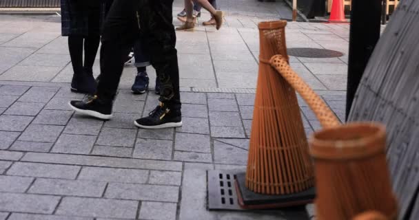 在京都吉安市中心的传统市中心散步 日本京都 2018 它是在京都散步的人的身体部分 Eos 标记4 — 图库视频影像