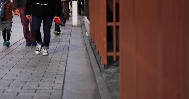 京都祇園に伝統的なダウンタウンを散歩する人々 祇園京都 2018 それ歩いて京都の人の 体の部分 カメラ キヤノン Eos Mark4 — ストック動画