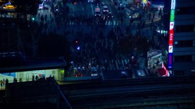 İstasyondaki geçidin yakınında gece vakti doluyor. Shibuya Koğuşu Tokyo Japonya - 12.03.2018: Bu Tokyo 'da ünlü bir Shibuya geçidi.