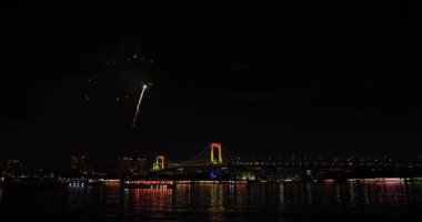 Fireworks gökkuşağı yakınındaki plajda köprü. Koutou-ku Odaiba Tokyo Japonya - 12.08.2018: Bu s Tokyo şehir konum. fotoğraf makinesi: Canon Eos 5d mark4