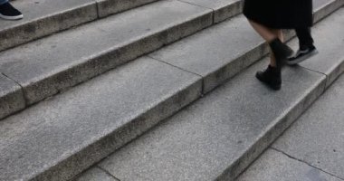 Yürüyen insanlar shrine yakınındaki. Kyoto-shi Higashiyama Japonya - 12.01.2018: Yasaka tapınak yakınındaki adımları insanlara waling. fotoğraf makinesi: Canon Eos 5d mark4a