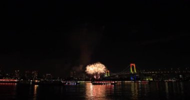 Fireworks gökkuşağı yakınındaki plajda köprü. Koutou-ku Odaiba Tokyo Japonya - 12.08.2018: Bu s Tokyo şehir konum. fotoğraf makinesi: Canon Eos 5d mark4
