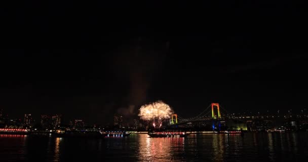 Fuochi Artificio Vicino Ponte Rainbow Sulla Spiaggia Koutou Odaiba Tokyo — Video Stock