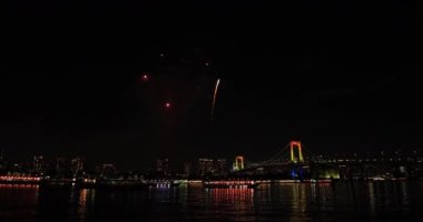 Fireworks gökkuşağı yakınındaki plajda köprü. Koutou-ku Odaiba Tokyo Japonya - 12.08.2018: Bu s Tokyo şehir konum. fotoğraf makinesi: Canon Eos 5d mark4