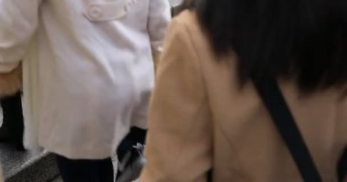 Yürüyen insanlar shrine yakınındaki. Kyoto-shi Higashiyama Japonya - 12.01.2018: Yasaka tapınak yakınındaki adımları insanlara waling. fotoğraf makinesi: Canon Eos 5d mark4a