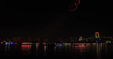 Fireworks gökkuşağı yakınındaki plajda köprü. Koutou-ku Odaiba Tokyo Japonya - 12.08.2018: Bu s Tokyo şehir konum. fotoğraf makinesi: Canon Eos 5d mark4