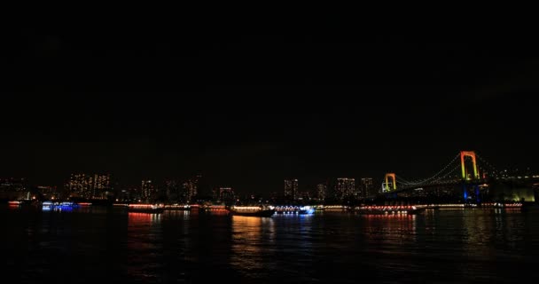 Barcos Flotantes Iluminados Cerca Del Colorido Puente Tiro Ancho Koutou — Vídeos de Stock