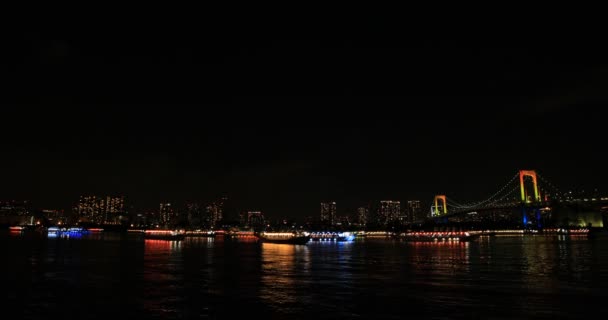 Zwevende Verlichte Boten Buurt Van Kleurrijke Brug Breed Schot Koutou — Stockvideo