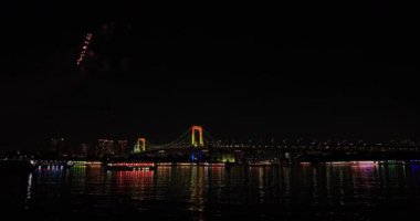 Fireworks gökkuşağı yakınındaki plajda köprü. Koutou-ku Odaiba Tokyo Japonya - 12.08.2018: Bu s Tokyo şehir konum. fotoğraf makinesi: Canon Eos 5d mark4