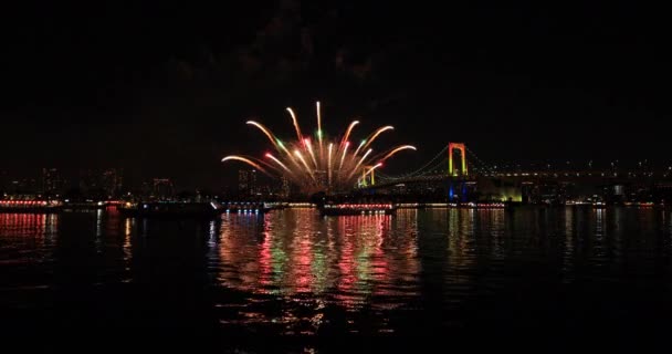 Πυροτεχνήματα Κοντά Ουράνιο Τόξο Γέφυρα Στην Παραλία Koutou Odaiba Τόκιο — Αρχείο Βίντεο